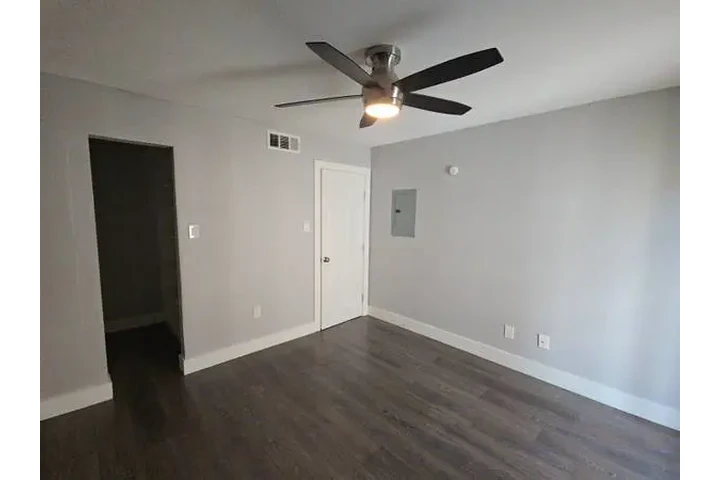 $1050 : private 1bedroom/1bathroom image 4