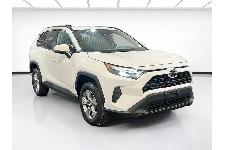 $25850 : Toyota RAV4 2023 XLE 4dr SUV image 4