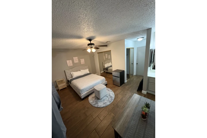 $750 : De Renta cuarto image 1