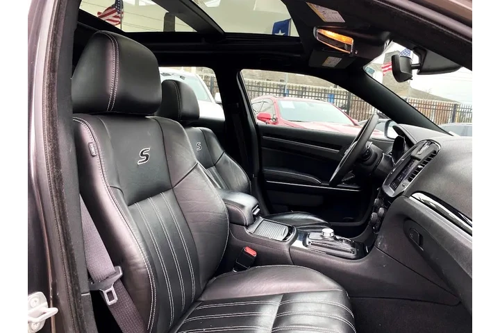 2023 300 S V6 image 10