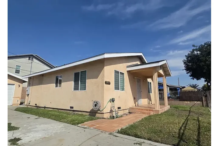 $2250 : FAMILY RESIDENCE! image 1