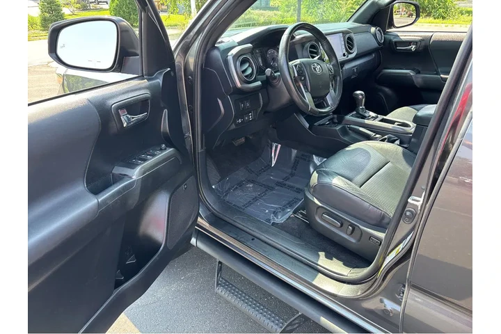 $31789 : Silver Certified2022 Tacoma T image 2