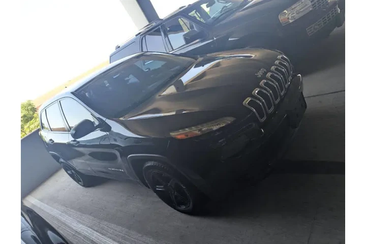$9990 : 2015 Cherokee Sport image 2
