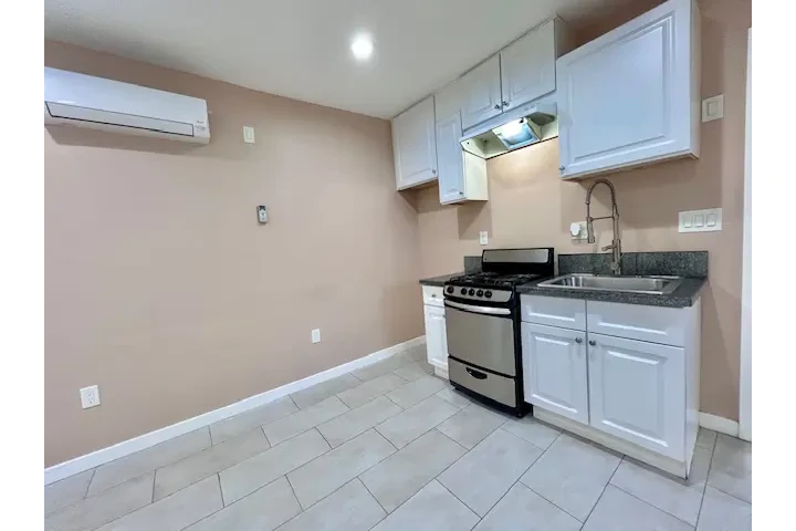 $1850 : SE RENTA Estudio Nuevo 90044 image 3