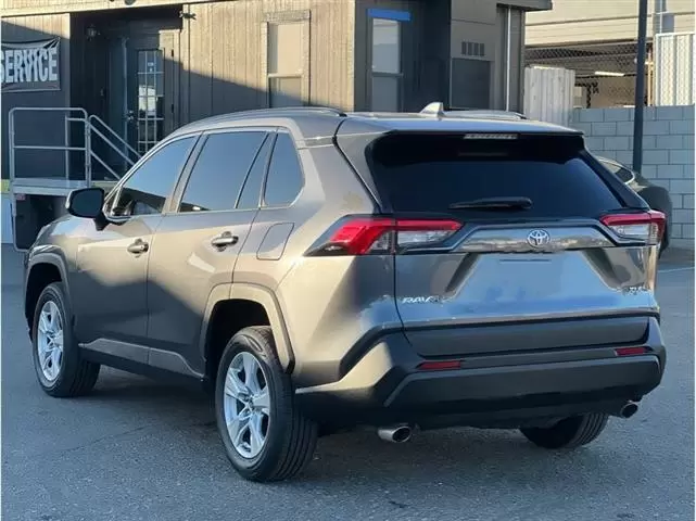 2019 Toyota RAV4 XLE Sport image 3