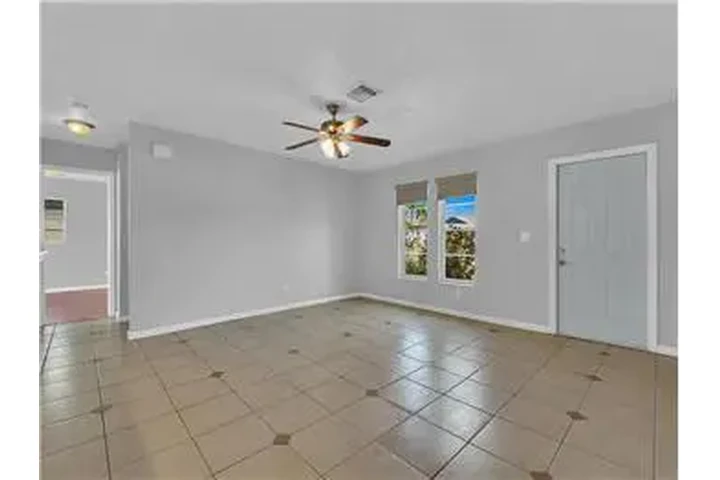 $1000 : Rental property with 2 bedro image 5