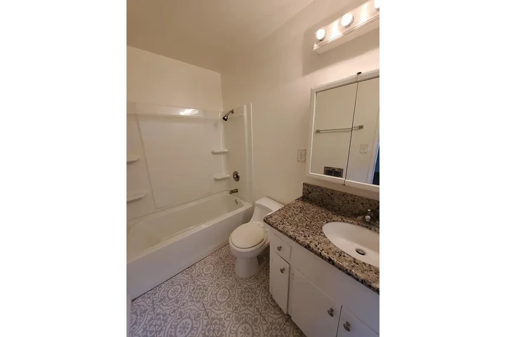 $1550 : Downey 3 & 2 Available image 7