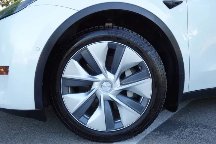 $23979 : 2020 Model Y Long Range image 3