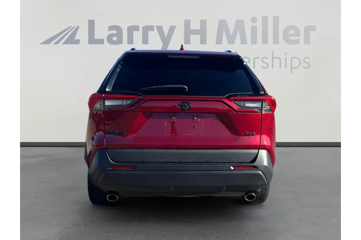 Toyota RAV4 2021 XLE 4dr SUV image 4