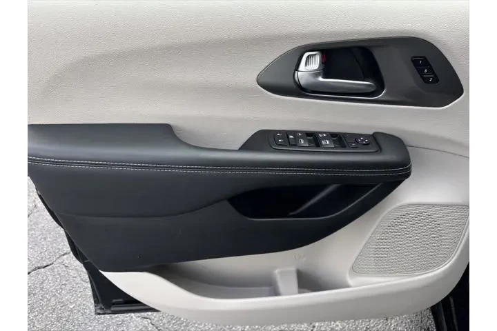 $24992 : Chrysler Pacifica 2024 Touri image 10