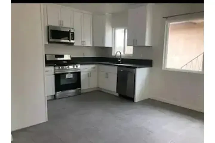LOS ANGELES 2 RECS APTS. image 5