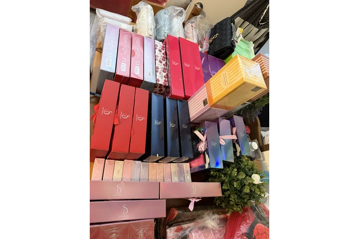 $2200 : Venta de bolsas y perfumes image 3