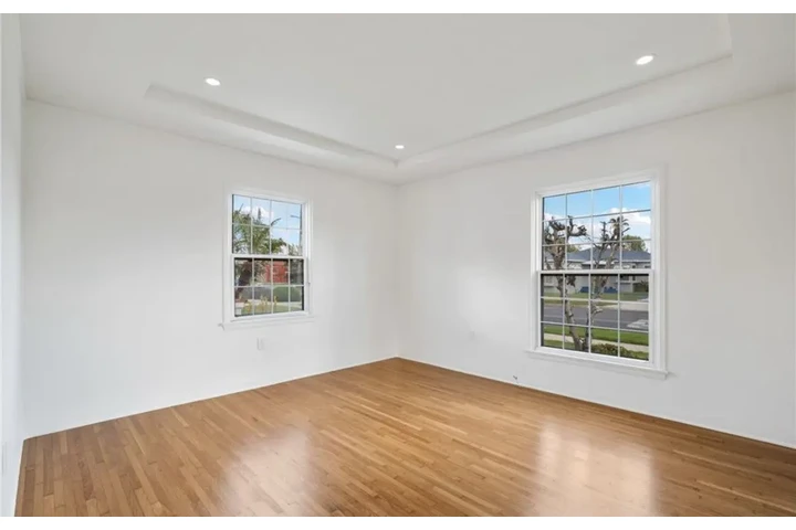 $2500 : 3 Bed 2 Bath in Degnan Blvd LA image 6