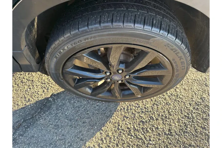 2017 Escape SE image 5