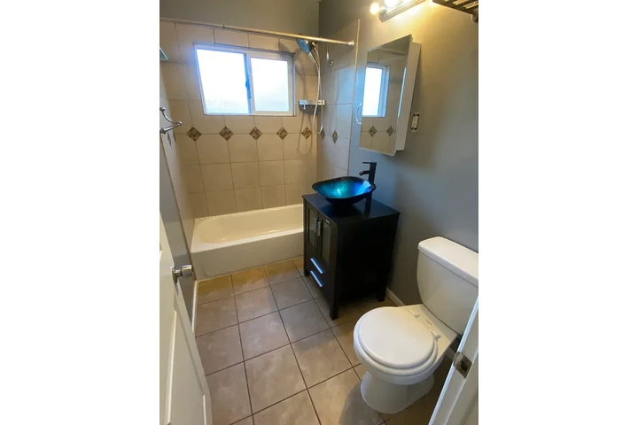 $1100 : Boyle Heights 2 & 1 image 6