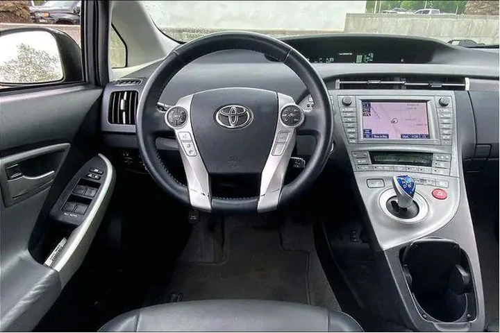 $12985 : Toyota Prius Plug-in Hybrid image 5