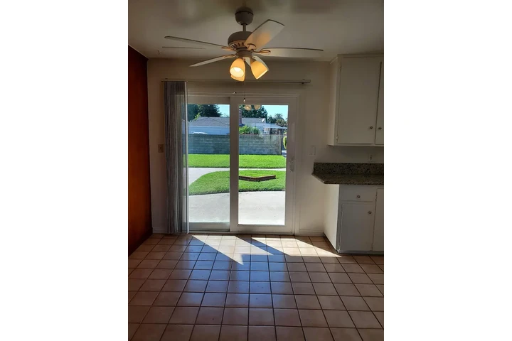 $1550 : Downey 3 & 2 Available image 8