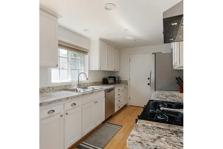 $2000 : BEAUTIFUL HOME FOR RENT image 4
