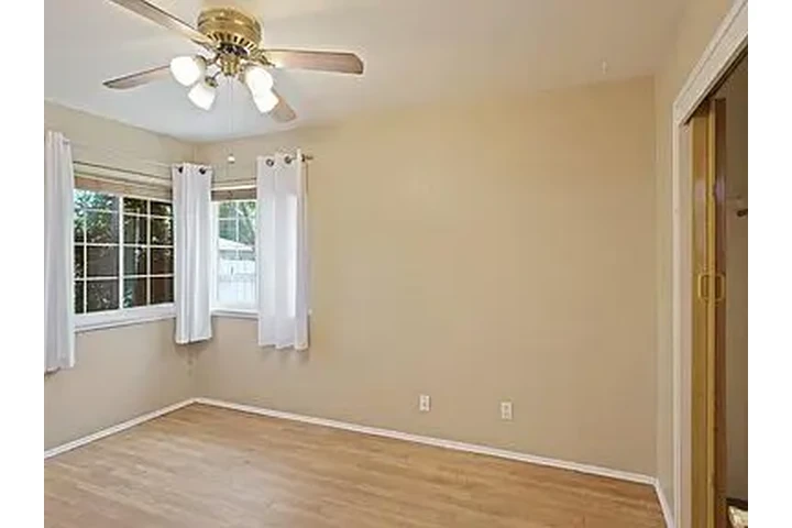 $1250 : Nestled in a well-established image 7