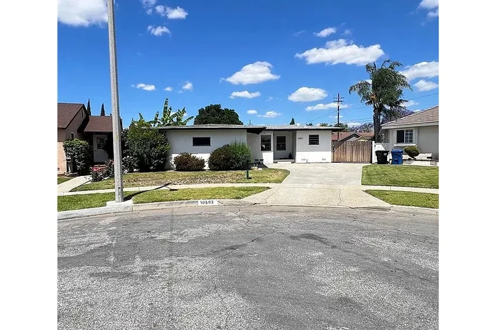 $1000 : 3 bedroom 2 bathroom casa image 3