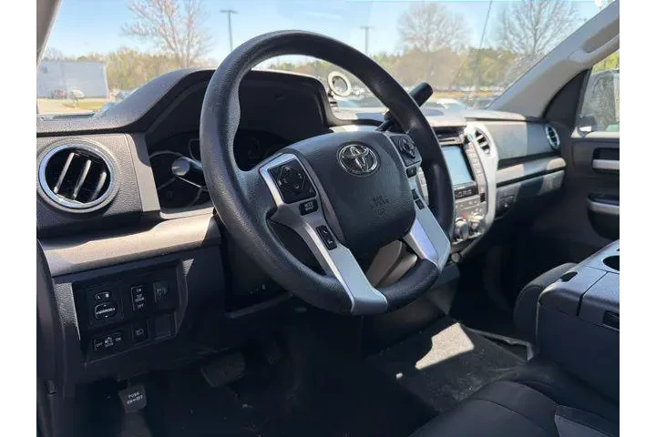 $31451 : Toyota Tundra 2019 4x4 SR5 4 image 9