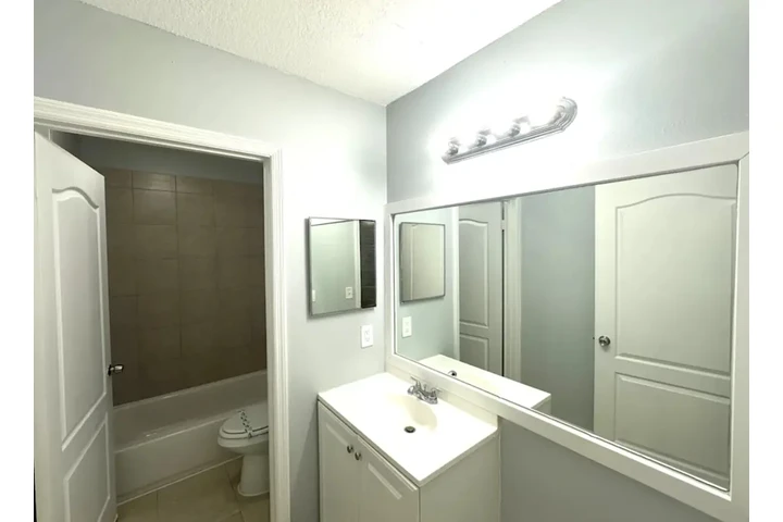 $1950 : 2 bedroom apartment in LA image 4