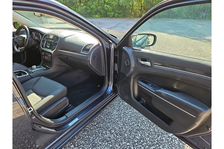 $11973 : Chrysler 300 2018 Touring 4d image 10