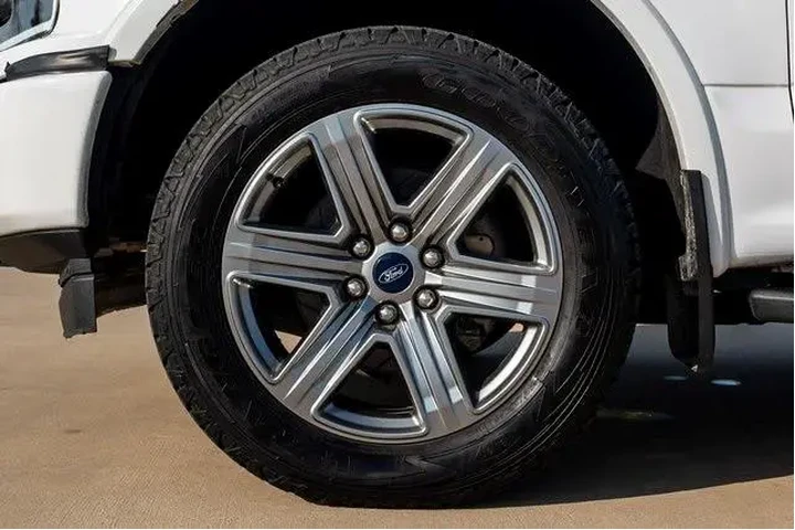 $28508 : Ford F-150 2019 4x4 XLT 4dr image 8