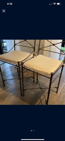 $350 : Juego de comedor y bar stools image 1