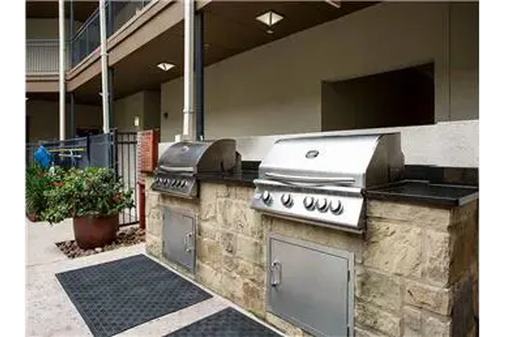 $1735 : Rental property with 0 bedro image 2