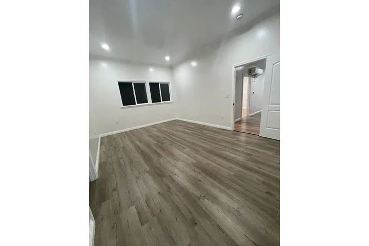$2350 : 3 Bedroom House in Koreatown image 9