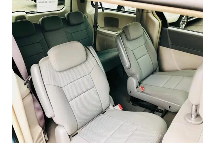 2010 Town and Country Touring image 8