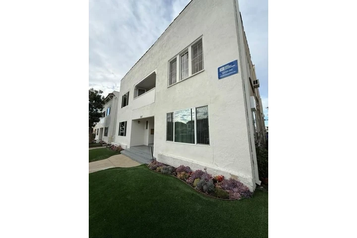 $2250 : 3 bedroom Apt available in LA image 1