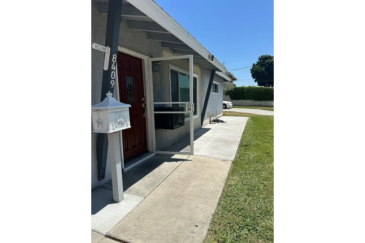 $1280 : Downey 2 & 1 Available image 2