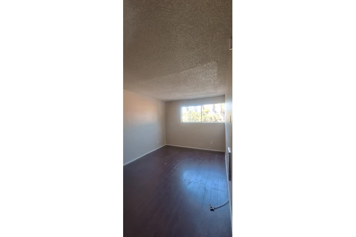 $1100 : SE ALQUILA HABITACIÓN image 2