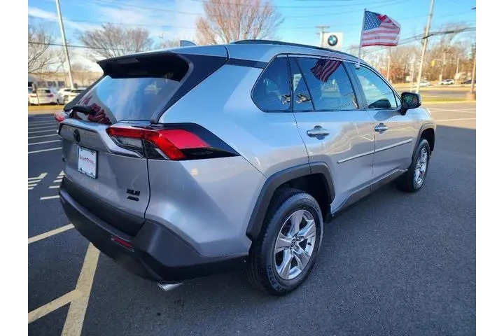 $28602 : Toyota RAV4 2023 AWD XLE 4dr image 7