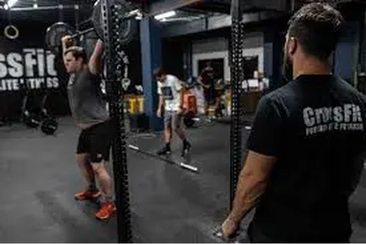 Se Busca Crossfit Entrenador image 1