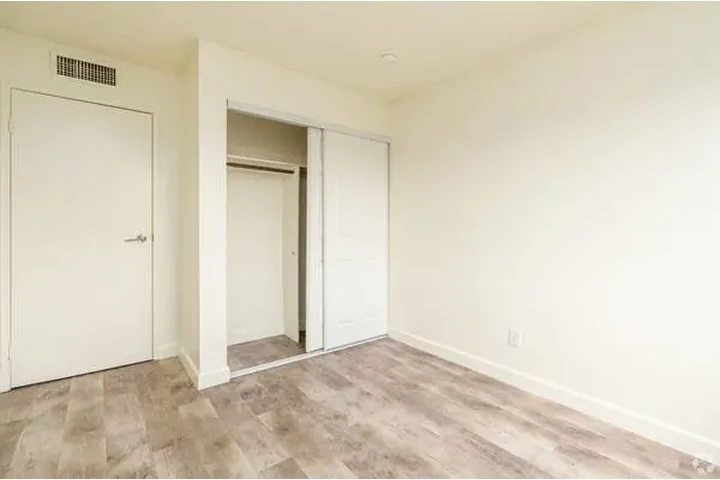 $1350 : Apartment for rent image 4
