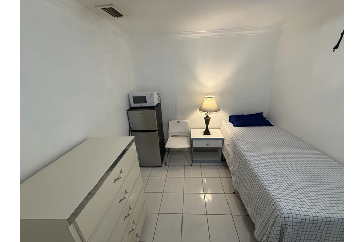 $800 : Cuarto todo incluido Kendall image 2