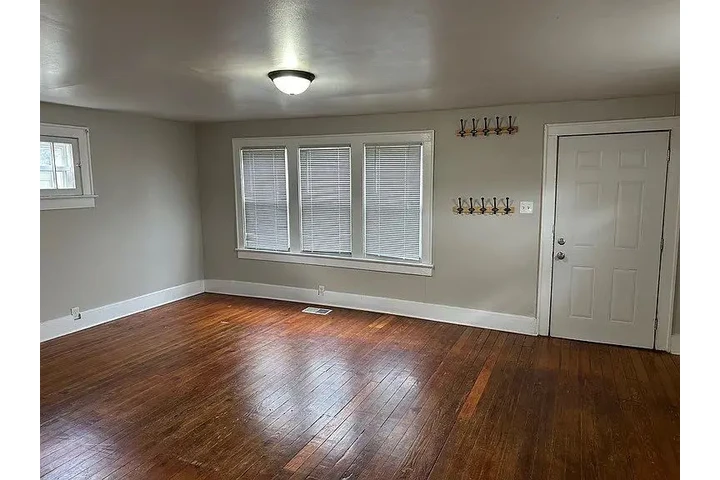 $800 : 2 Bed 2 Bath Apartment For Ren image 2
