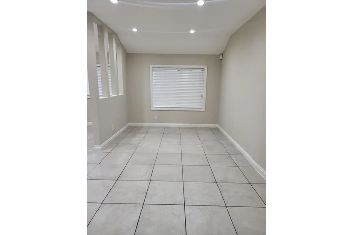 $2480 : 3 bedroom House in Los Angeles image 5