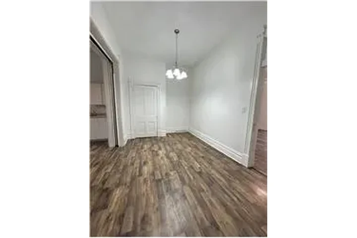 $625 : Rental property with 2 bedro image 4
