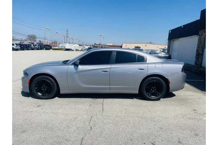 $5999 : 2015 Charger SE image 2