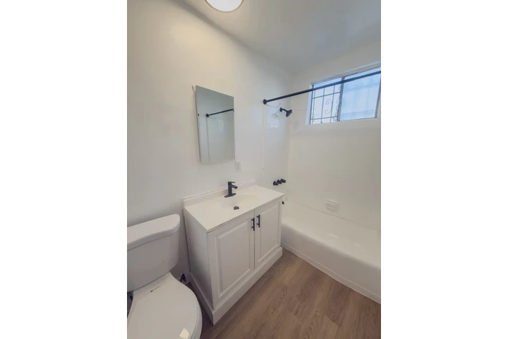 $1625 : Se Renta 1,625 image 6