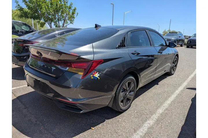 $17987 : Hyundai ELANTRA 2022 SEL 4dr image 2