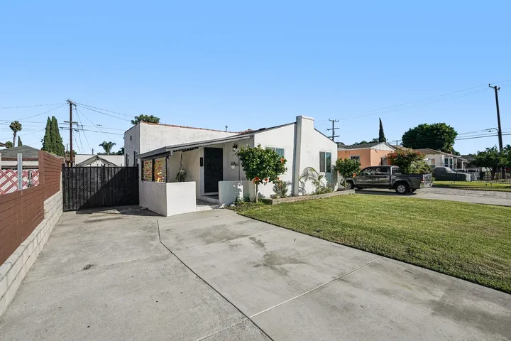 $1800 : CASA*N Van Ness Ave, Compton📍 image 1