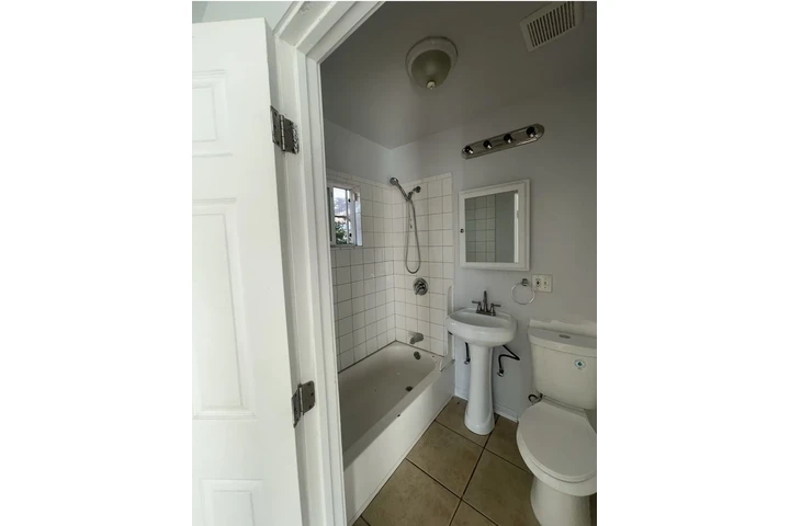 $850 : Cuarto  de renta image 4