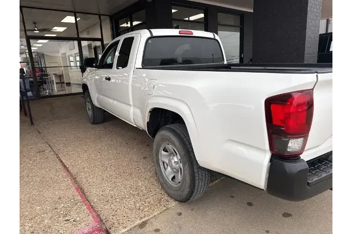 $26689 : Toyota Tacoma 2023 4x2 SR 4d image 2