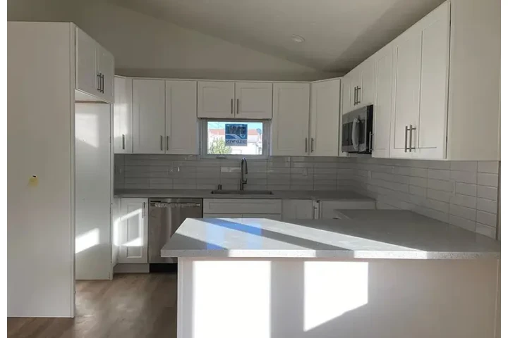 $2400 : Available 3Bed/2Bath in LA image 3