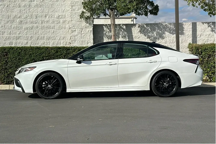 $31995 : Toyota Camry Hybrid 2024 XSE image 7